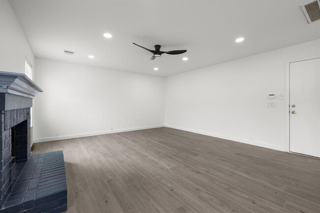 Building Photo - 2204 Founder Dr