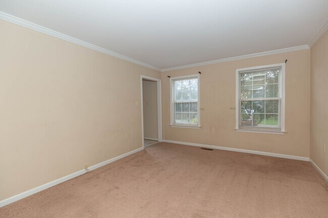 Building Photo - 4 bed, 2.5 bath Single Family Home in Char...