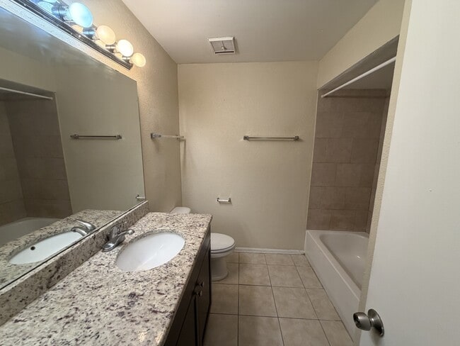 Building Photo - 1916 Lake Atriums Cir