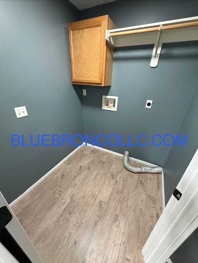 Building Photo - Beautiful unit with three bathrooms close to downtown Lee's Summit