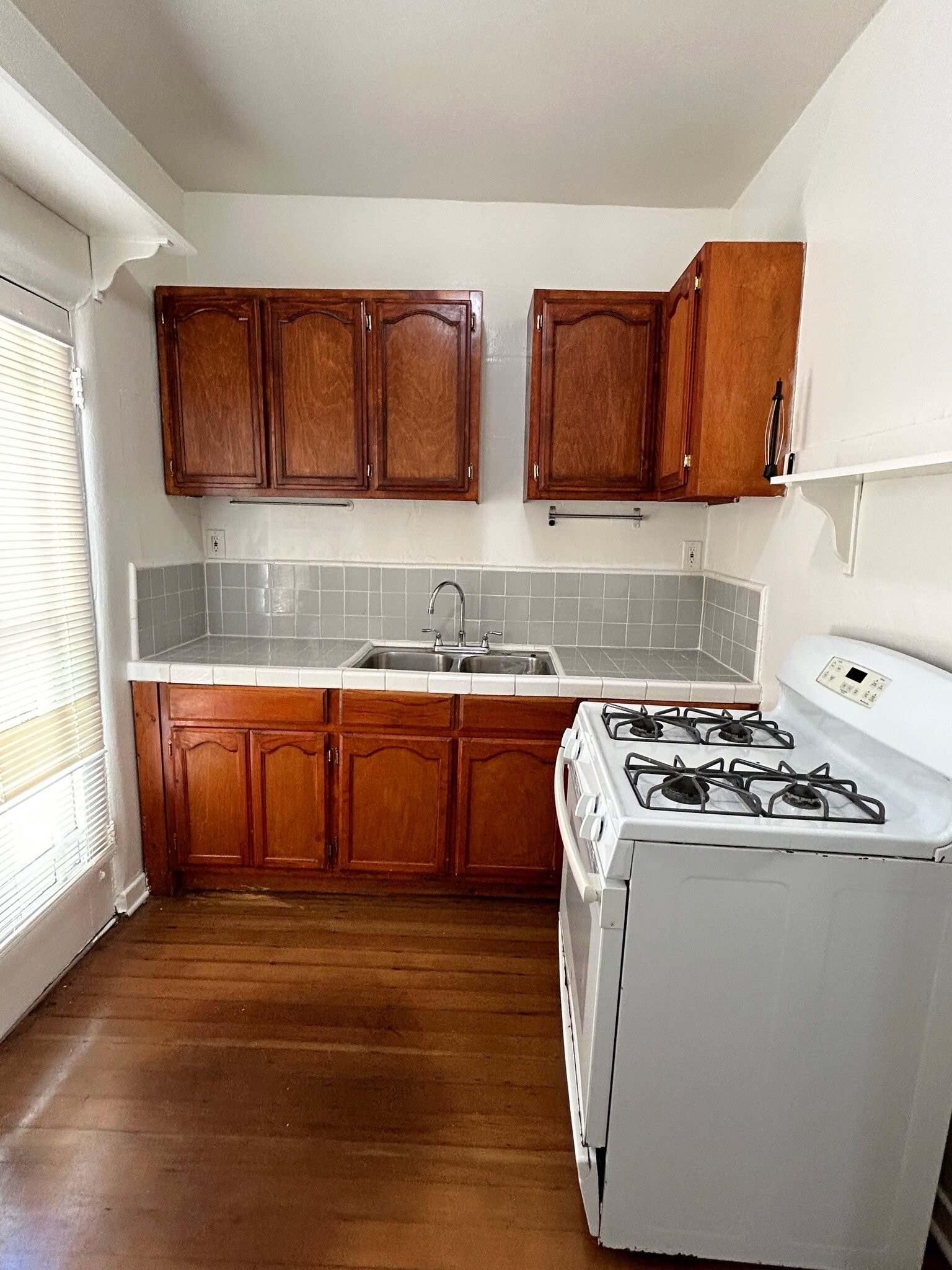 Building Photo - 806 N Poinsettia Pl