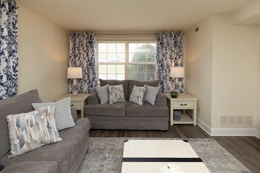 Building Photo - Chapel Valley Townhomes