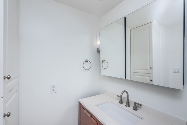 Building Photo - 1155 N La Cienega Blvd