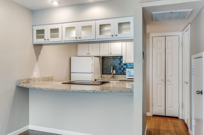 Building Photo - Modern One Bedroom Apartment in North Oak Lawn!