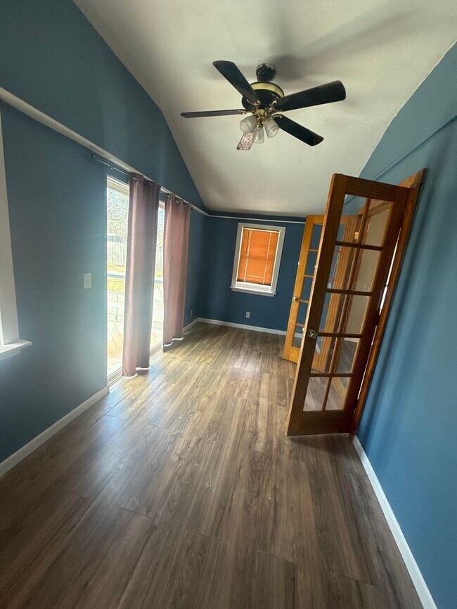 Building Photo - Great Mattydale 3 Bed 1 Bath Colonial