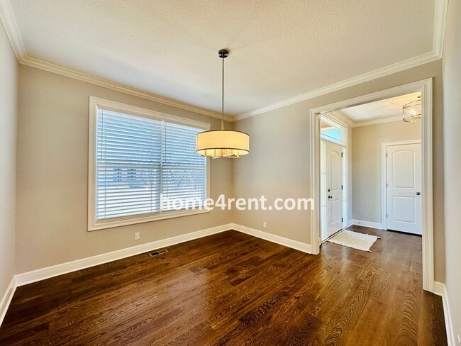 Building Photo - Nearly New Luxury Home in Blue Valley Schools!