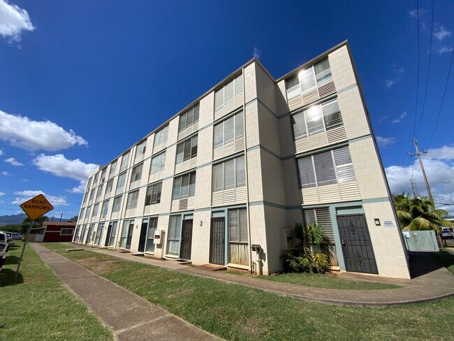 Building Photo - CONVENIENTLY LOCATED, TOP FLOOR UNIT IN PE...