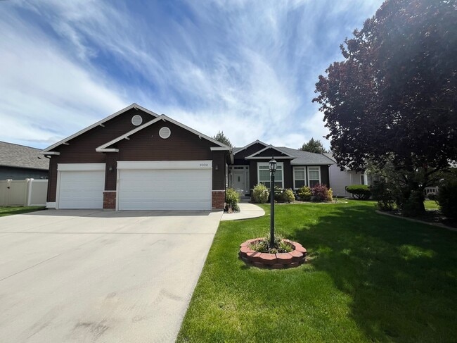 Building Photo - 2030 N Springland Pl