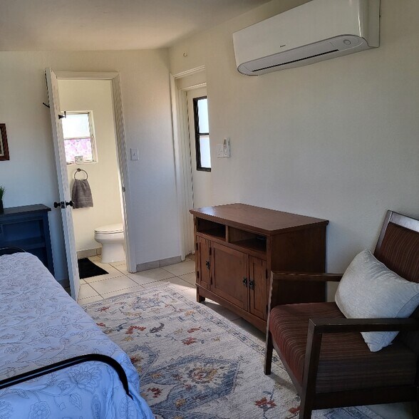 Building Photo - 1548 E 9th St