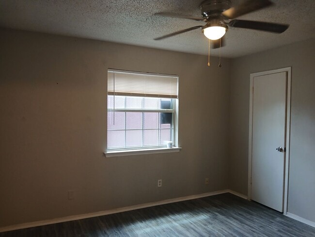 Building Photo - 3 Bedrooms, 1.5 Bathrooms, 1 Car Garage Ne...