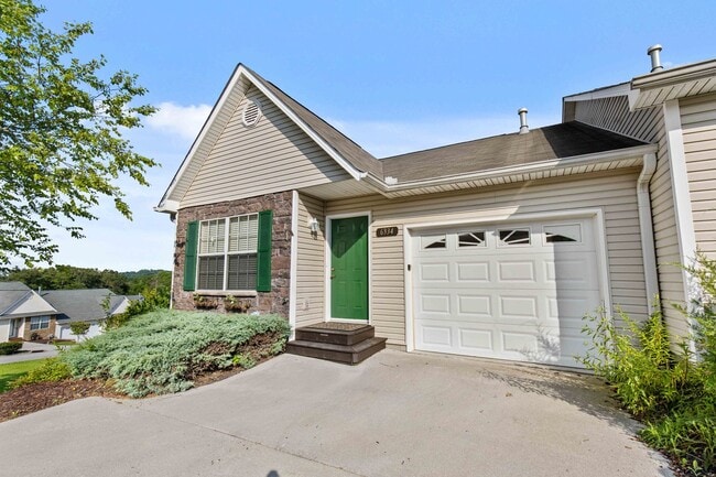 Building Photo - 2 Bedroom, 2 Bath Townhouse for Rent in Kn...
