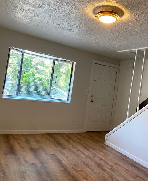 Building Photo - 5704 SW Beaverton Hillsdale Hwy