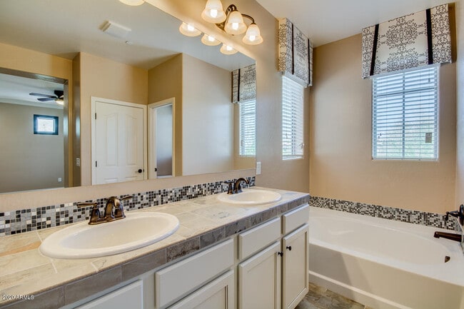 Building Photo - 9111 W Meadow Dr