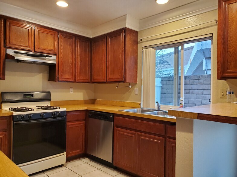 Kitchen 2-2 - 16584 Lorelei Ln