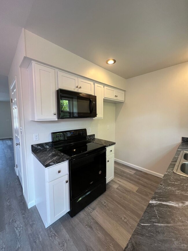 Building Photo - 3BR Townhome - Northampton School District
