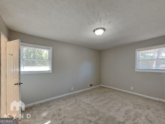 Building Photo - 2945 Botany Dr