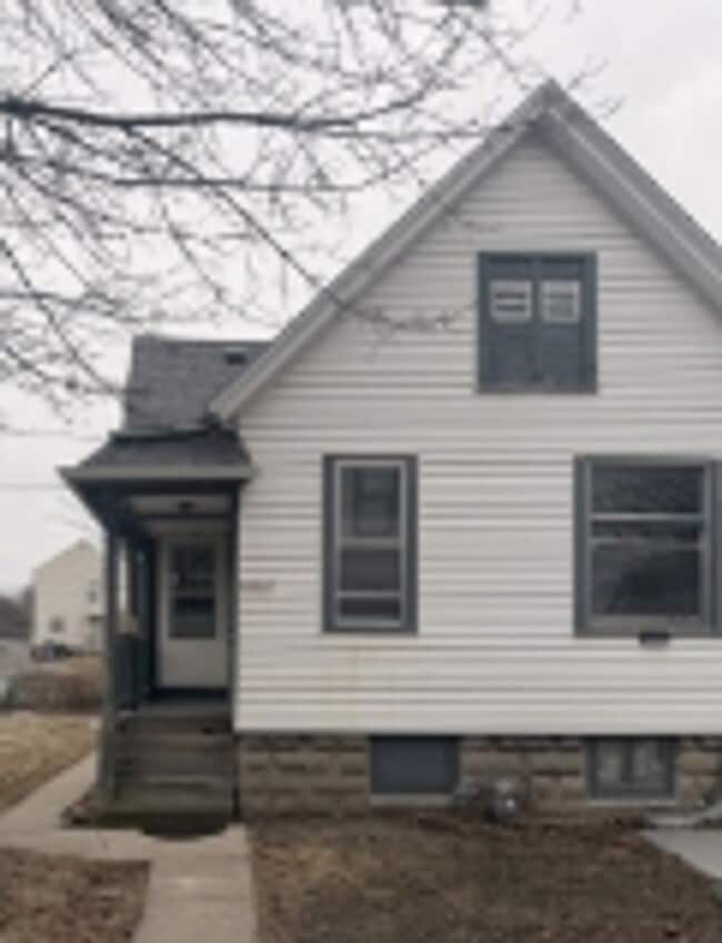 Building Photo - 2549 N Vel R. Phillips Ave