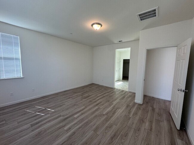 Building Photo - Beautiful, Single Story 3 Bedroom Home in ...