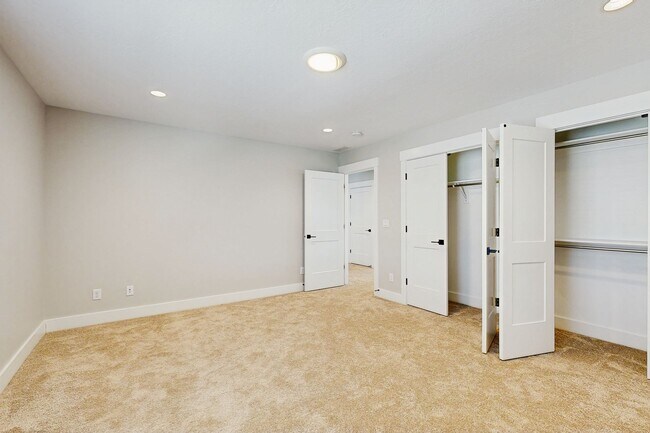 Building Photo - High-End Spacious 4 Bedroom Home in Desirable Highland with Private Backyard and Finished Basement