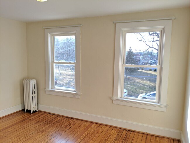 Building Photo - Charming Historic townhouse in downtown Frederick available mid June!