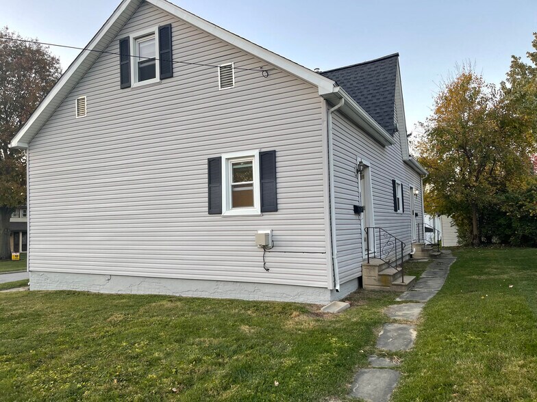 Building Photo - 736 W Charles St