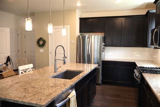 Building Photo - Elegant 3BR Townhome | Short-Term Lease