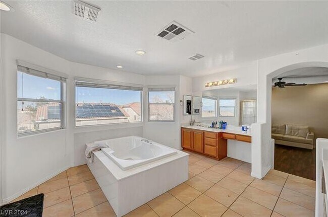 Building Photo - 2708 Langlade Ave