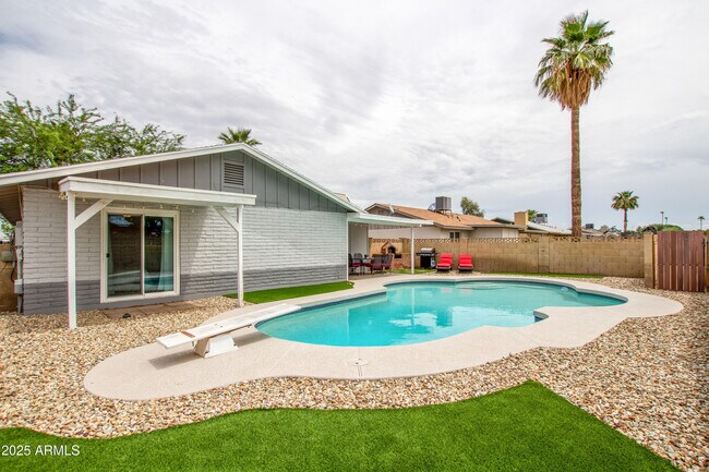 Building Photo - 1411 E Broadmor Dr