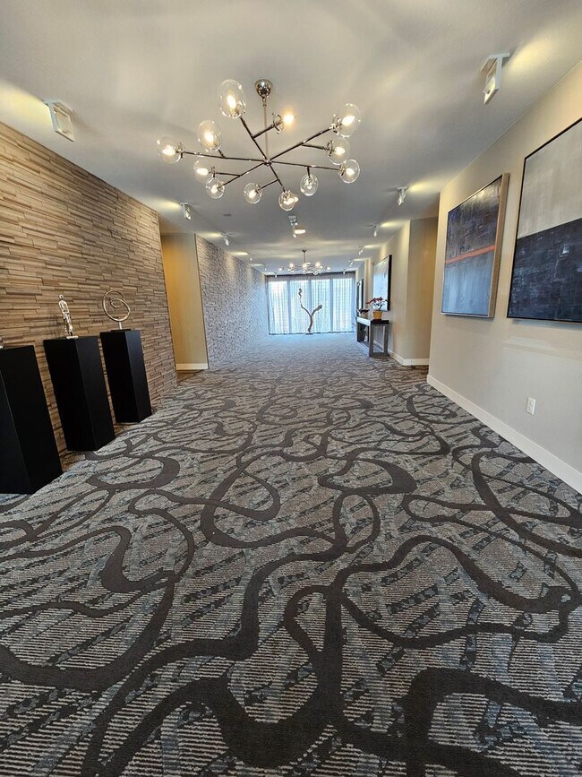 Building Photo - Gorgeous and Bright 2 Bed 2 Bath Large 3rd...
