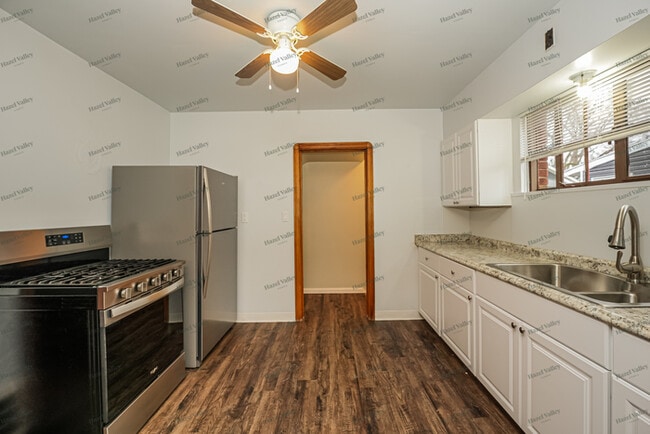 Building Photo - 84 Hartman St