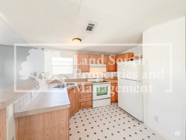 Building Photo - 425 Longfellow Blvd