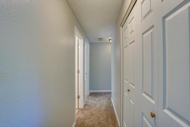 Building Photo - THREE BEDROOM NEAR LENA PARK