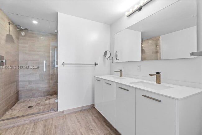 Building Photo - 1300 Brickell Bay Dr