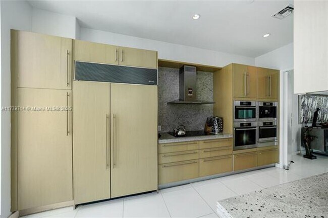 Building Photo - 900 Brickell Key Blvd