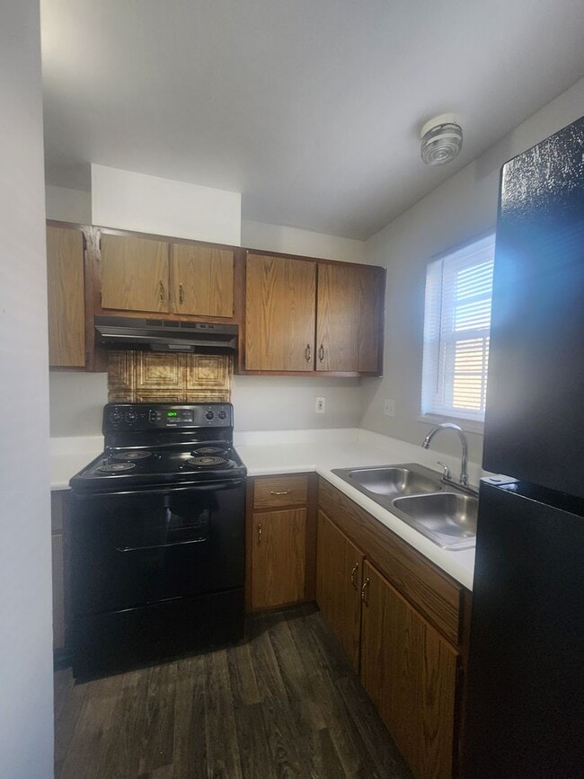 Building Photo - Spacious 2-bedroom Townhome