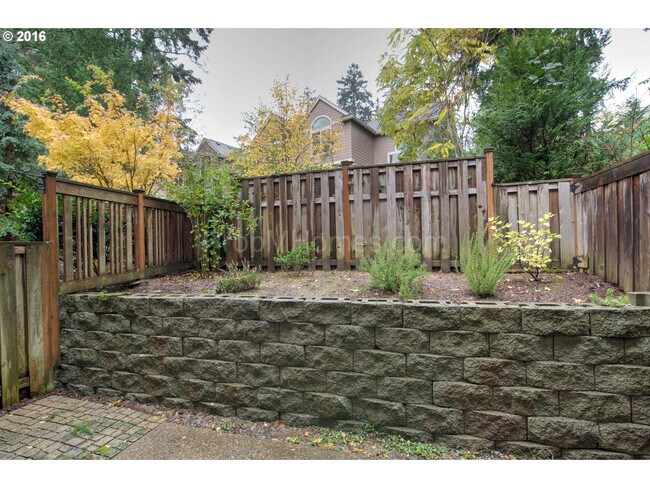 Building Photo - 9325 SW Jasper Dr