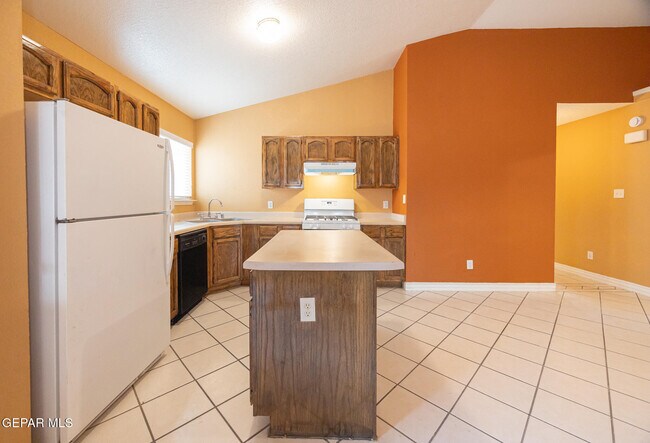 Building Photo - 13771 Paseo Central Ave