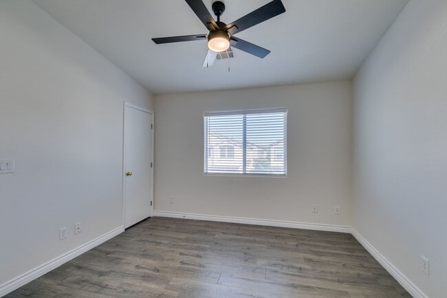 Building Photo - Stylish Townhouse Near the Strip with Dual Suites
