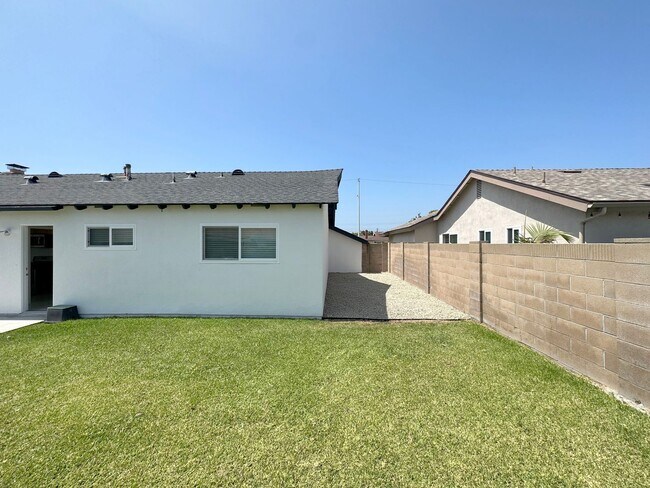 Building Photo - Experience the coastal breeze and the quiet charm of Hawaii Lane.