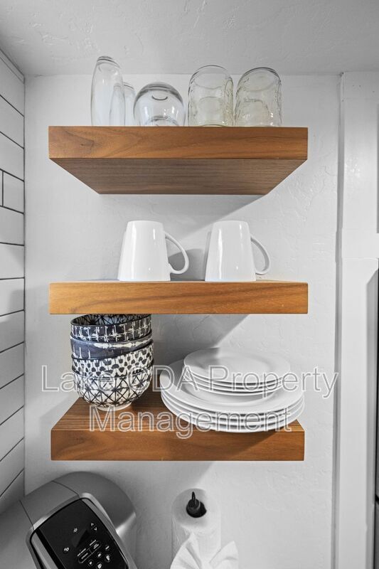 Building Photo - 3870 N Honeysuckle Dr