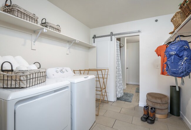 Building Photo - Westside 1 bed, 1 bath Luxury Apartment near Garden of the Gods