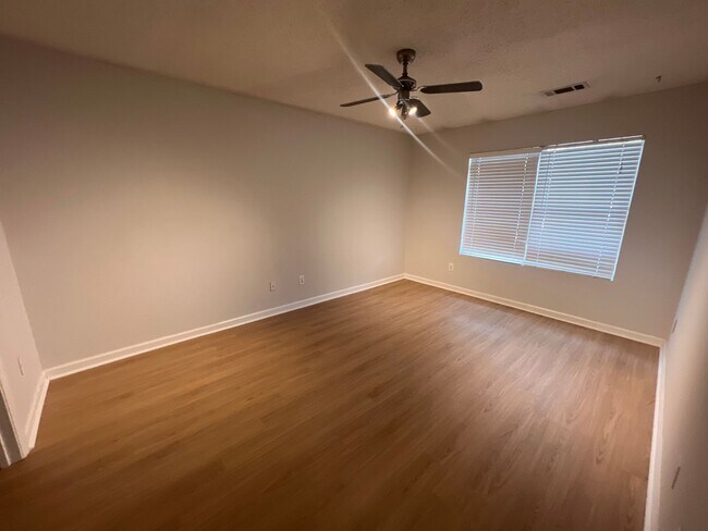 Building Photo - Center 628-630