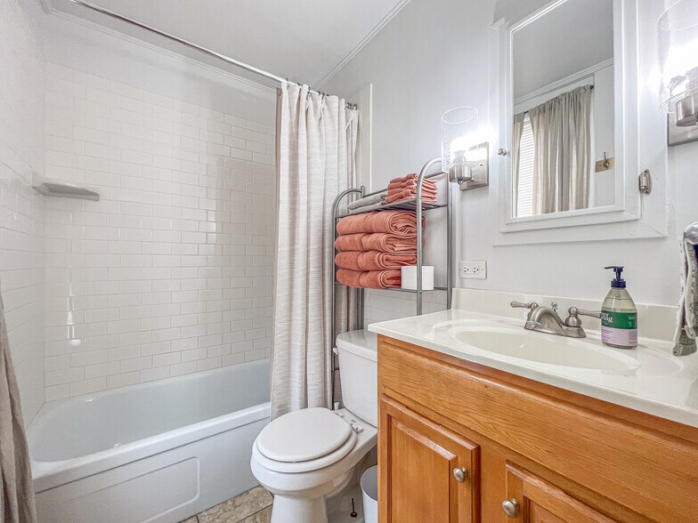 Building Photo - 1175 Iowa St