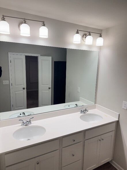 Building Photo - 2801 Ridgeview Dr