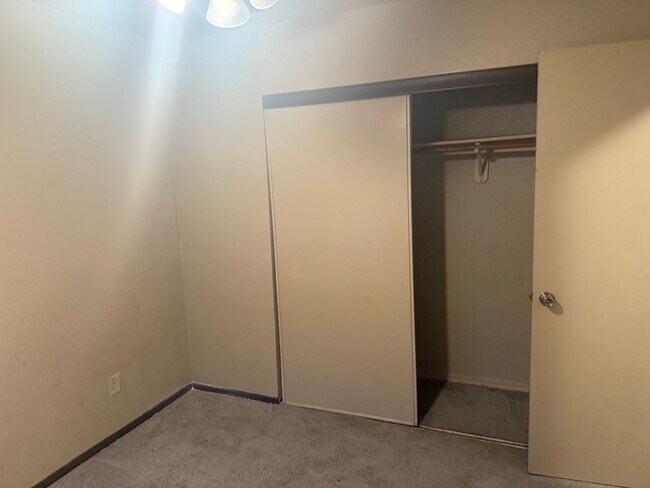 Building Photo - 3 Bd-2bth Move in Ready!!