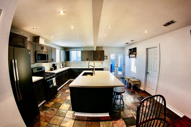 Building Photo - Charming 3 bedroom 3.5 bathroom in City He...