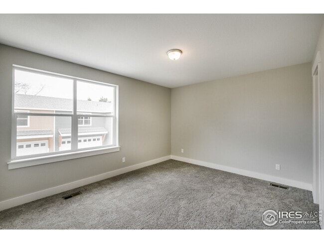 Building Photo - 4 Bedroom Townhome Available ASAP! Great L...