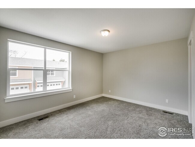 Building Photo - 4 Bedroom Townhome Available in Early Sept...