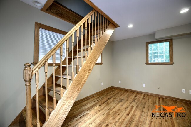 Building Photo - 226 E 16th Ave