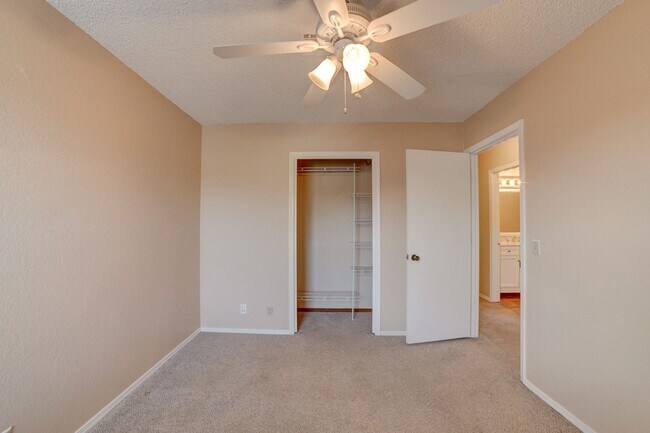 Building Photo - 2 Bed 1.5 Bath Condo Ready For Rent!